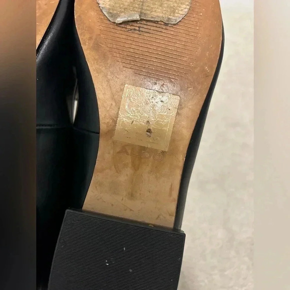 Elegant Black Loafers with Gold Accent - Picture 6 of 12